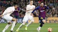 Striker Barcelona, Lionel Messi, berusaha melewati pemain Manchester United pada laga Liga Champions 2019 di Stadion Camp Nou, Selasa (16/4). Barcelona menang 3-0 atas Manchester United. (AP/Joan Monfort)