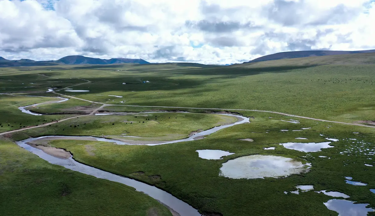 Foto dari udara yang diabadikan pada 14 Agustus 2020 ini menunjukkan bagian dari Sungai Dangqu, hulu dari Sungai Yangtze, di Provinsi Qinghai, China barat laut. (Xinhua/Wu Gang)