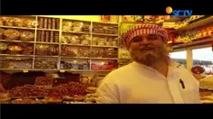 Bahkan untuk menarik para jemaah asal Indonesia, hampir seluruh toko menempelkan tulisan dalam bahasa Indonesia. 