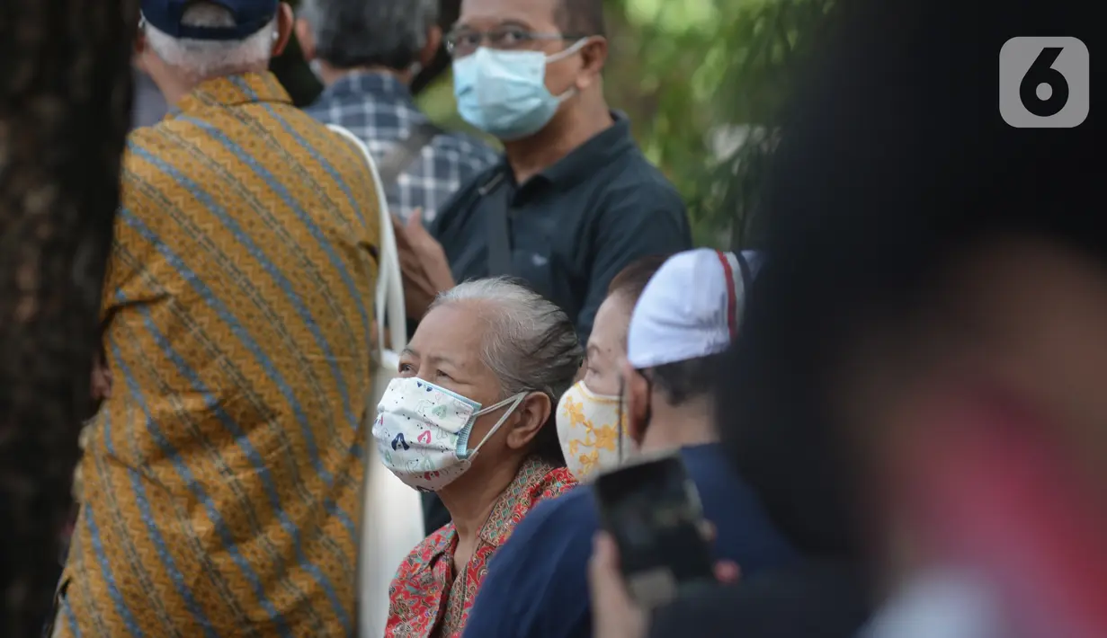 Antrean peserta vaksinasi COVID-19 untuk warga lanjut usia (lansia) di Balai Besar Pelatihan Kesehatan Jakarta, Jalan Hang Jebat, Jakarta Selatan, Selasa (2/3/2021). Vaksinasi Covid-19 itu diperuntukan bagi warga lansia berusia 60 tahun ke atas dan ber-KTP DKI Jakarta. (merdeka.com/Imam Buhori)