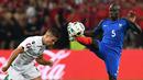 Perebutan bola antara pemain Prancis dan pemain Albania pada laga Grup A Piala Eropa 2016 di Stade Velodrome, Marseille, Kamis (16/6/2016) dini hari WIB. (AFP/Franck Fife)