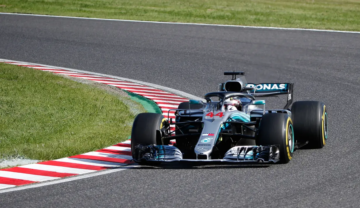 Pembalap Mercedes Lewis Hamilton dari Inggris saat mengiktui Formula Satu (F1) Grand Pix Jepang di Sirkuit Suzuka, Jepang (7/10). (AP Photo/Toru Takahashi)