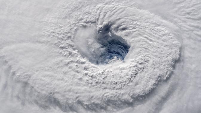 Foto yang dirilis NASA memperlihatkan Badai Florence terlihat dari Stasiun Luar Angkasa Internasional, Rabu (12/9). Badai Florence, yang dikenal sebagai badai terkuat, melintasi Atlantik bergerak ke pesisir timur Amerika Serikat. (HO / NASA / AFP)