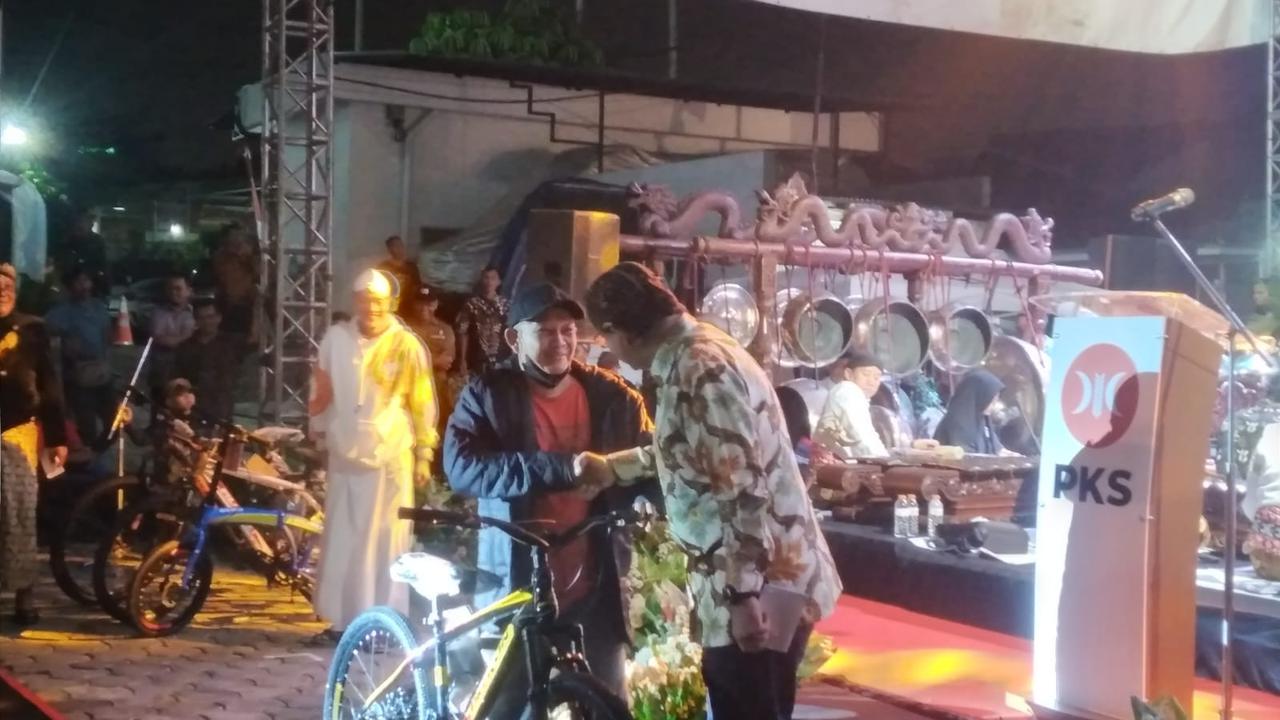 Bacapres dari Koalisi Perusahaan untuk Persatuan (KPP) Anies Baswedan saat memberikan hadiah sepeda terhadap penonton pagelaran wayang kulit di Kantor DPP PKS, Jalan TB Simatupang, Jakarta Selatan, Minggu (27/8/2023).