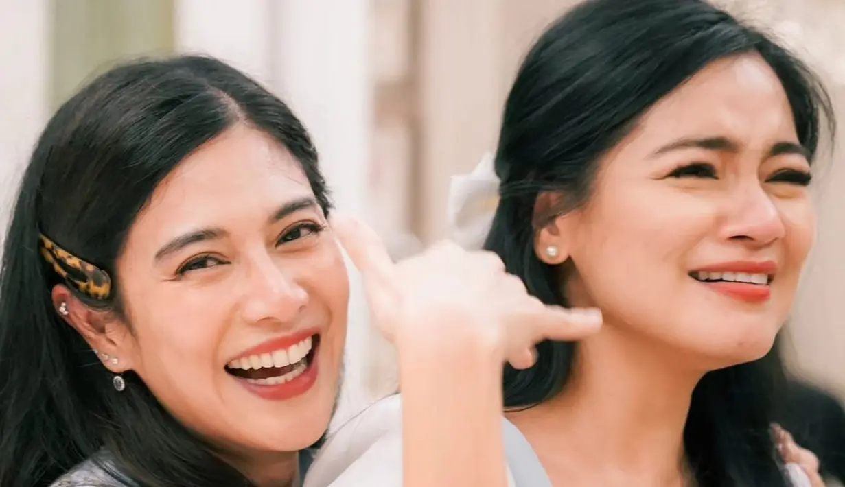 Titi Kamal tampil manis dengan atasan blouse berkancing bernuansa biru muda dan celana jeans abu-abu. Rambut hitam panjangnya yang indah ditata half-ponytail dan diberi pemanis jepit pita. [Foto: Instagram/therealdisastr]