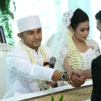 Hengky Kurniawan dan Sonya Fatmala saat akad nikah. (Galih W. Satria/bintang.com)