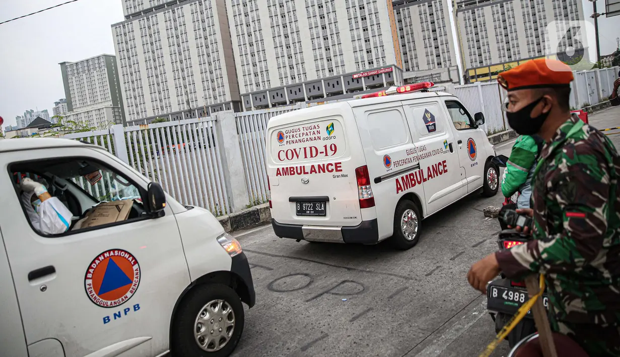 Ambulans membawa pasien COVID-19 ke Rumah Sakit Darurat Wisma Atlet, Kemayoran, Jakarta, Kamis (10/9/2020). Sebanyak 1.600 dari 2.700 tempat tidur yang dipersiapkan pemerintah untuk pasien COVID-19 di Rumah Sakit Darurat Wisma Atlet telah terisi. (Liputan6.com/Faizal Fanani)