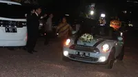 Gading Marten dan Gisel mengendarai mobil MINI Cooper S Cabriolet saat resepsi pernikahan pada 2013 silam. (Kapanlagi.com)