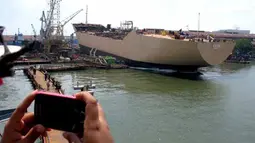 Sebuah kapal tanker pesanan PT Pertamina diluncurkan oleh PT Dok dan Perkapalan Surabaya (DPS), Rabu (25/4). Kapal tanker MT Kasim berbobot 6.500 long ton dead weight (LTDW) yang menghabiskan dana sebesar 14,5 juta dolar AS tersebut, merupakan kapal ketujuh pesanan Pertamina ke DPS. (Antara)