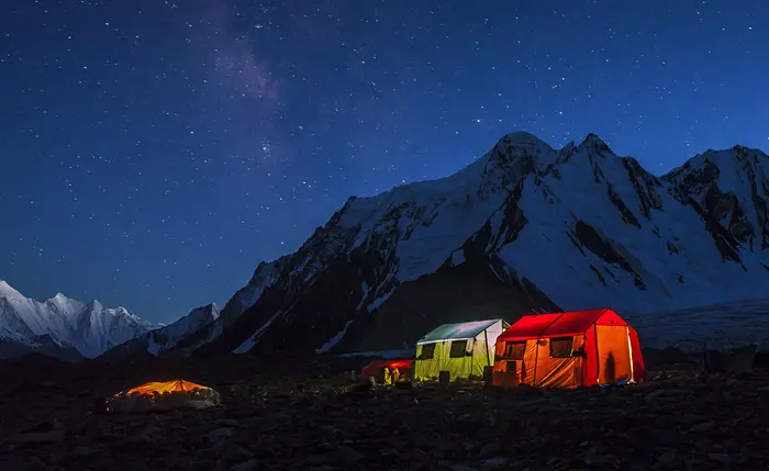 Kemah di kaki gunung K2, Pakistan. (Sumber Foto: David Kaszlikowski/Rex Features)