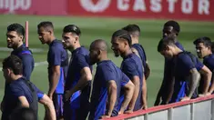 Para pemain Sevilla  menghadiri sesi latihan tim di stadion Ramon Sanchez-Pizjuan di Seville pada 19 April 2023.(AFP/CRISTINA QUICLER)