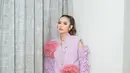 Terbaru, Mahalini kenakan baju longgar saat manggung di Tahun Baru. Tepat sebelum umumkan kehamilannya, Mahalini kenakan oversized cut-arm blazer lilac beraksen bunga besar. Dipadu dengan boot heels silver [@mahaliniraharja]