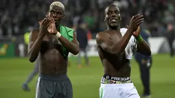 Gelandang Manchester United Paul Pogba (kiri) dan bek Saint-Etienne Florentin Pogba menyapa para penonton usai pertandingan Liga Europa antara Manchester United melawan Saint-Etienne, di Stade Geoffroy-Guichard, Rabu (22/2). (PHILIPPE DESMAZES/AFP)