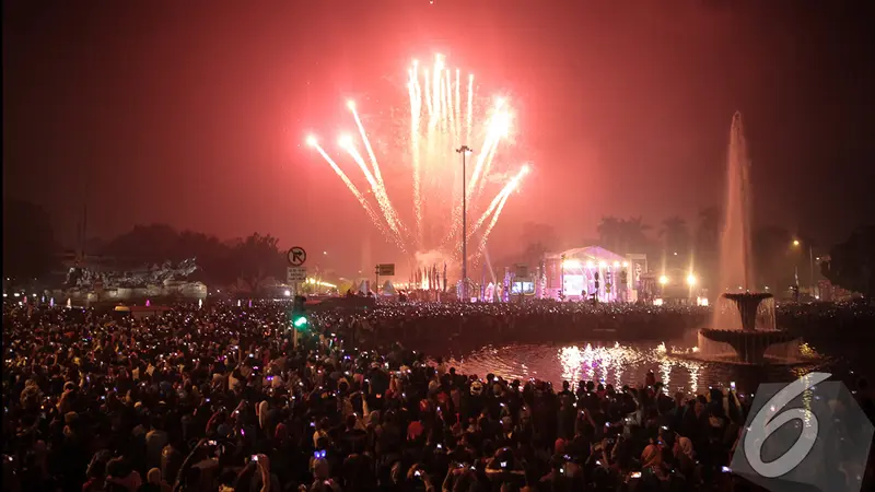 Kembang Api Hiasi Langit Jakarta di Malam Pergantian Tahun