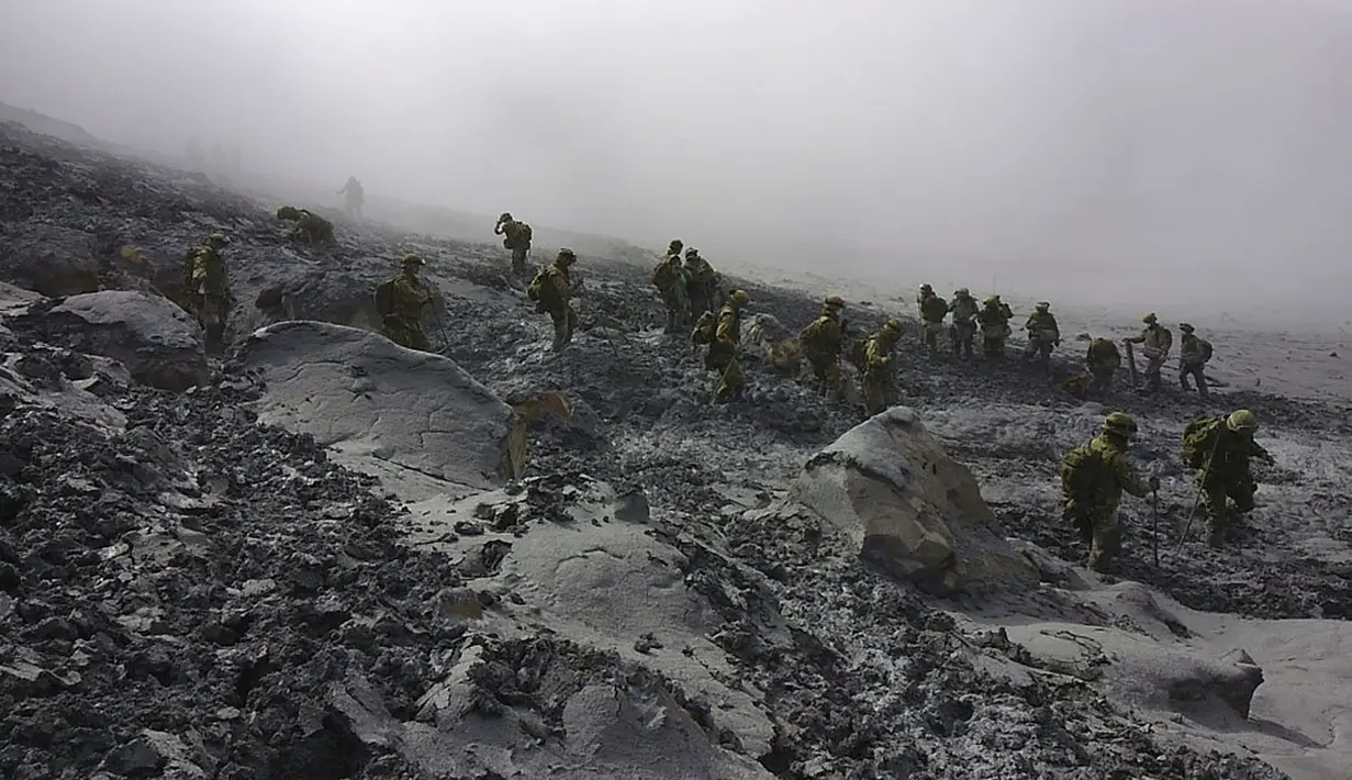 Anggota Pasukan Bela Diri Jepang melakukan operasi penyelamatan korban erupsi Gunung Ontake yang meletus, 27/9/2014 lalu. Sepuluh orang masih dinyatakan hilang, (7/10/2014). (Joint Staff of the Defence Ministry of Japan/Handout via Reuters)