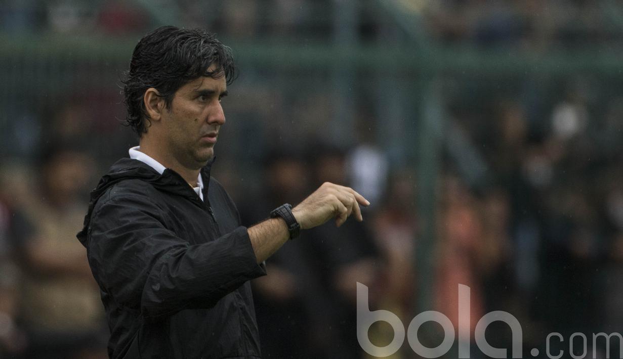 Pelatih Persija Jakarta, Stefano Teco, memberikan instruksi kepada anak asuhya saat melawan Cilegon United. Pada laga persehabatan ini, pelatih asal Brasil tersebut tidak memainkan dua pemain asing Macan Kemayoran. (Bola.com/Vitalis Yogi Trisna)