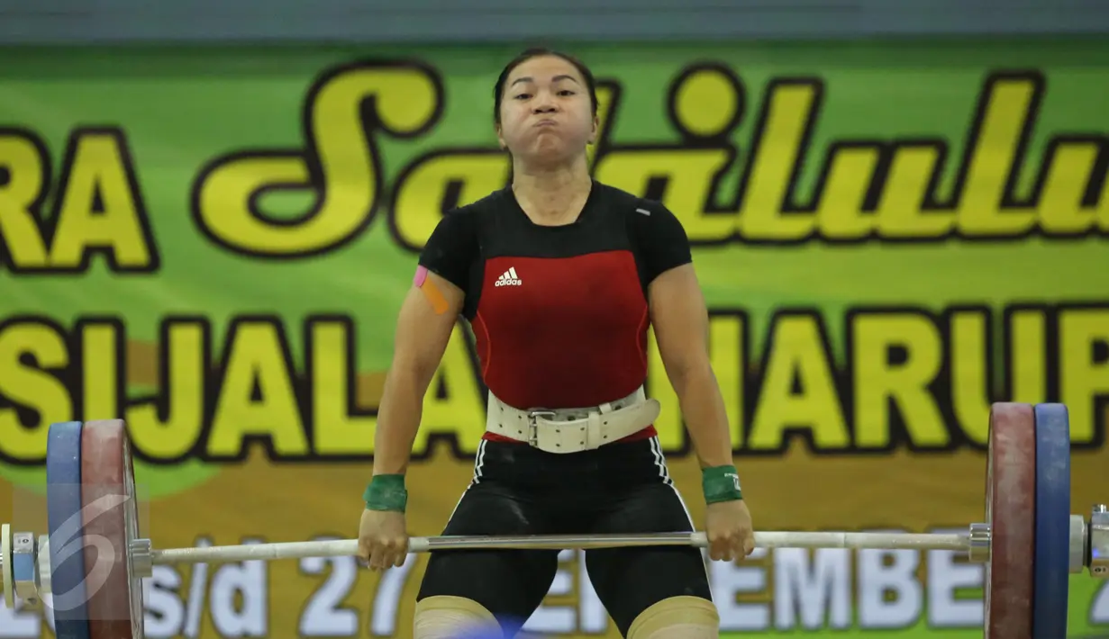 Lifter Jabar, Dewi Safitri mencoba mengangkat beban di kelas 53 kg PON XIX Jabar di Gelora Sabilulungan, Kab Bandung, Selasa (20/9/). Dewi Safitri meraih perak dengan total angkatan 184 Kg. (Liputan6.com/Helmi Fithriansyah)