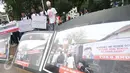 Foto himbauan anti rokok yang dipampang saat sejumlah pelajar menggelar aksinya di depan Istana Presiden, Jakarta, Sabtu, (25/2). (Liputan6.com/Helmi Afandi)