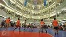 Peserta National Training Camp Jr.NBA Indonesia 2015 mengikuti pelatihan di Jakarta, Minggu (30/8/2015). Kegiatan tersebut untuk mempopulerkan olahraga basket di Indonesia yang merupakan bagian dari Jr.NBA Cares. (Liputan6.com/Herman Zakharia)