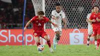 Gelandang Vietnam, Viktor Le mencoba mempertahankan bola dari kejaran gelandang Timnas Indonesia U-23, Arkhan Fikri dalam laga final Piala AFF U-23 2025 di Stadion Utama Gelora Bung Karno, Jakarta, Selasa (29/7/2025) malam. (Bola.com/Abdul Aziz)