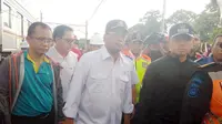 Menteri Perhubungan Budi Karya meninjau lokasi kejadian KRL anjlok dan terguling di Kebon Pedes, Bogor. (Liputan6.com/Achmad Sudarno)