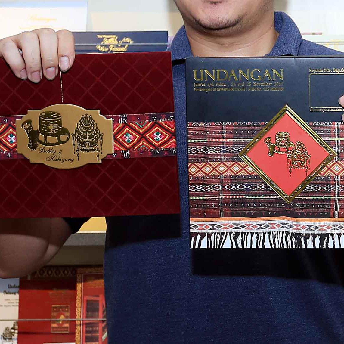  Undangan  Kahiyang Ayu Bobby Nasution Dihias Ulos  dan Kain 