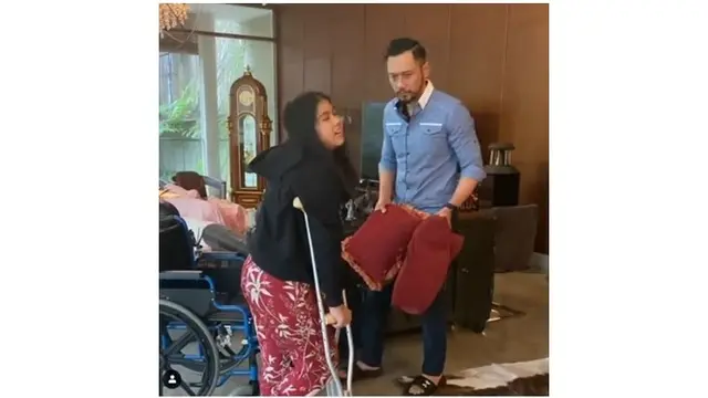 AHY siaga mendampingi Aira ketika berlatih berjalan dan menuju kursi rodanya.