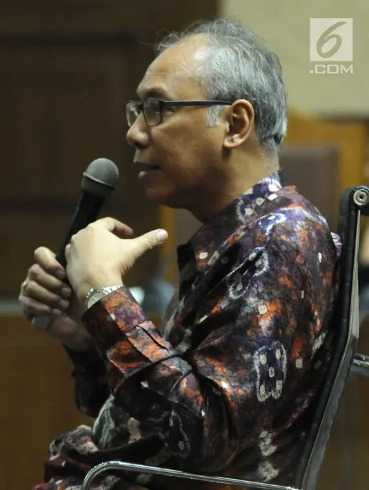 Terdakwa perintangan penyidikan korupsiE-KTP, Bimanesh Sutarjo menjawab pertanyaan saat menjalani sidang lanjutan di Pengadilan Tipikor, Jakarta, Kamis (7/6). Sidang mendengar keterangan terdakwa. (Liputan6.com/Helmi Fithriansyah)