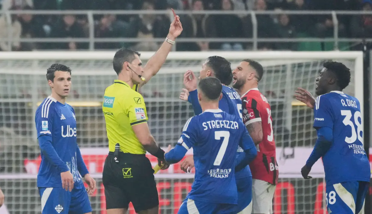 Nasib apes dialami Dele Alli yang baru kembali ke lapangan hijau setelah absen lebih dari dua tahun. Mantan pemain Spurs itu mendapat kartu merah dari wasit saat baru bermain 10 menit. (AP Photo/Antonio Calanni)