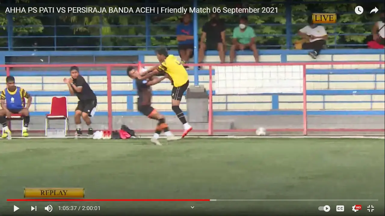 Tendangan kungfu bek AHHA PS Pati FC, Syaiful Indra Cahya terhadap gelandang Persiraja Banda Aceh, Muhammad Nadhiif.