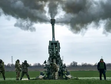 Tentara Ukraina menggempur posisi Rusia menggunakan Howitzer M777 yang dipasok Amerika Serikat (AS) di wilayah Kherson, Ukraina, 9 Januari 2023. Memasuki hari ke-321 peperangan, konflik di antara Rusia dengan Ukraina sampai saat ini terus berlanjut dan belum terlihat akan segera berakhir. (AP Photo/Libkos)