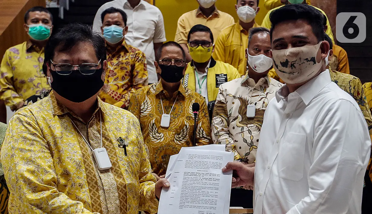 Ketum Partai Golkar Airlangga Hartarto menyerahkan SK dukungan terhadap Calon Wali Kota Medan Bobby Nasution pada Pilkada 2020 di DPP Partai Golkar, Jakarta, Selasa (18/8/2020). (Liputan6.com/Johan Tallo)