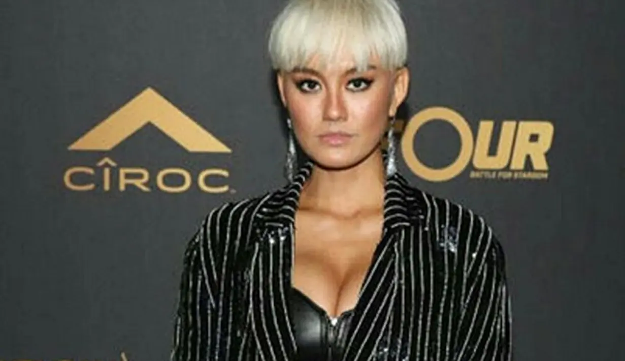 Warganet yang lihat penampilan seksi bintang sinetron Pernikahan Dini itu tertuju pada belahan dada yang terlihat jelas. Tidak sedikit yang menyayangkan sebagai orang timur. (Instagram/agnezmo)