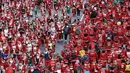 Berbeda dengan lomba lari biasa, dalam ajang tahunan ini para peserta beraksi di lintasan dengan mengenakan kostum Santa Claus yang didominasi warna merah, lengkap dengan janggut putih dan topi. Tampak dalam foto, ribuan pelari yang mengenakan kostum Santa Claus berpartisipasi dalam edisi ke-14 lomba Santa Claus, sebuah lari santai sejauh 4,5 km melalui jalan-jalan Madrid pada Minggu 21 Desember 2025. (OSCAR DEL POZO/AFP)