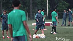 Pelatih Indra Sjafri memberikan arahan kepada para pemain Timnas Indonesia U-19 yang sedang mengikuti seleksi tahap pertama di Lapangan National Youth Training Center, Depok, Rabu (1/3/2017). (Bola.com/Nicklas Hanoatubun) 