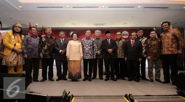 Sejumlah tokoh berfoto bersama usai memberikan pidato pembuka pada Konvensi Nasional tentang Haluan Negara di JCC, Jakarta, Rabu (30/3/2016). Konvensi dilaksanakan oleh Aliansi Kebangsaan dan Forum Rektor Indonesia. (Liputan6.com/Helmi Fithriansyah)