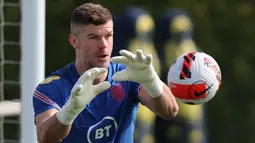 Fraser Forster. Kiper asal Inggris berusia 34 tahun ini akan memperkuat Tottenham Hotspur di musim 2022/2023 usai didatangkan dari Southampton dengan status bebas transfer. Musim 2021/2022 lalu ia total tampil dalam 24 laga di semua ajang bareng Soton dengan torehan 4 kali clean sheet dan kebobolan 44 gol. Bersama Spurs ia akan menggantikan posisi Pierluigi Gollini sebagai pelapis Hugo Lloris yang habis masa peminjamannya dan kembali ke Atalanta. (AFP/Adrian Dennis)