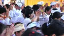 Ratusan umat Hindu yang hadir tampak berdoa bersama memohon keselamatan pada Sang Pencipta (Liputan6.com/Andrian M Tunay).  