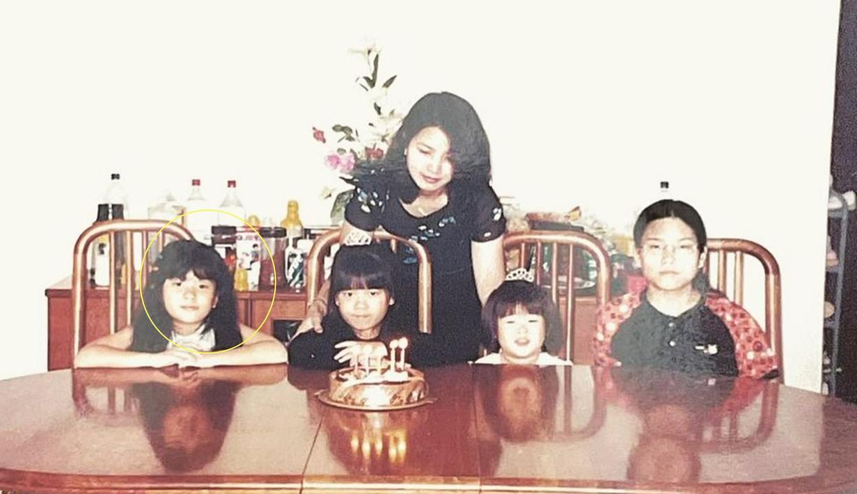 Jarak usia Valencia Tanoe saudaranya tidak jauh berbeda, oleh karenanya tak heran jika istri Kevin Sanjaya sudah sangat dekat dengan kakak dan adiknya sedari dulu. Unggah foto lawas di Instagram, tak sedikit warganet yang salah fokus dengan foto Liliana Tanoesoedibjo yang sedari dulu hingga kini tidak banyak berubah. Dari keterangan unggahannya, diketahui ini adalah foto lawas ulang tahun Jessica Tanoesoedibjo. (Liputan6.com/IG/@valenciatanoe)