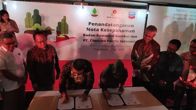 Perjanjian kerjasama Desa Peduli Gambut antara Badan Restorasi Gambut dengan PT Chevron Pasifik Indonesia.