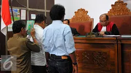 Saksi ahli saat diambil sumpah dalam sidang lanjutan praperadilan Mantan Gubernur Papua, Barnabas Suebu di PN Jakarta Selatan, Rabu (1/7/2015). Sidang beragenda mendengarkan keterangan saksi ahli dari pihak pemohon. (Liputan6.com/Yoppy Renato)