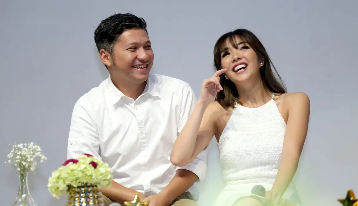 "Apa adanya, kalau emang sayang tunjukin sayang, kalau kangen ya bilang kangen. Terus kadang-kadang memang sudah saling ngerti gitu,” tutur Gading Marten. (Nurwahyunan/Bintang.com)