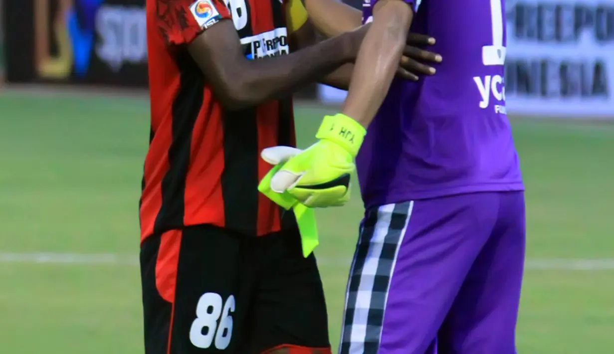 Kapten Persipura Boaz Solossa berbincang dengan mantan rekan setimnya yang musim ini memperkuat Bali United, Yoo Jae Hoon