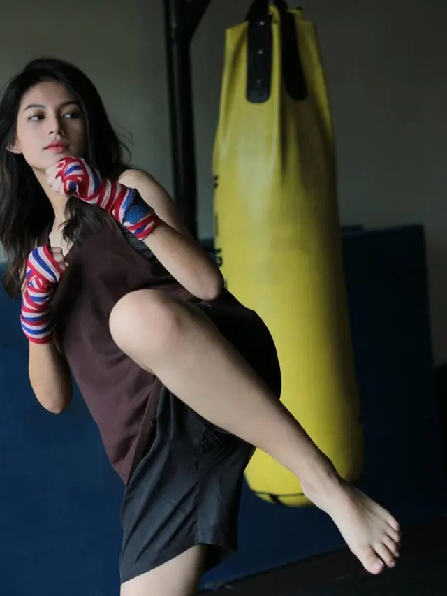 FOTO: Gaya Lania Fira saat Olahraga Bela Diri, Tetap Memesona