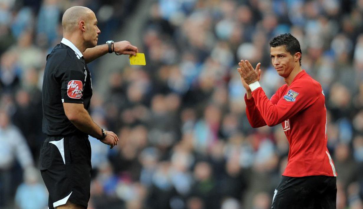 Cristiano Ronaldo mendapat kartu kuning dari wasit Howard Webb saat laga MU melawan Manchester City di laga Liga Inggris, 30 November 2008. CR7 beberapa kali bersitegang dengan wasit Howard Webb. (AFP/Andrew Yates)