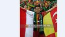 Andik Vermansah berfoto di depan Bonek yang hadir di final Piala Malaysia 2015 di Stadion Shah Alam, Selangor, Sabtu (12/12/2015). (Facebook/Faselangor.my)