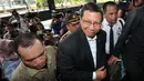 Menteri Agama Lukman Hakim Saifuddin tampak tersenyum saat tiba di Gedung KPK, Jakarta, Kamis (5/11). Kedatangannya untuk membahas pelaksanaan program pendidikan keagamaan yang dilakukan Kemenag. (Liputan6.com/Helmi Afandi)