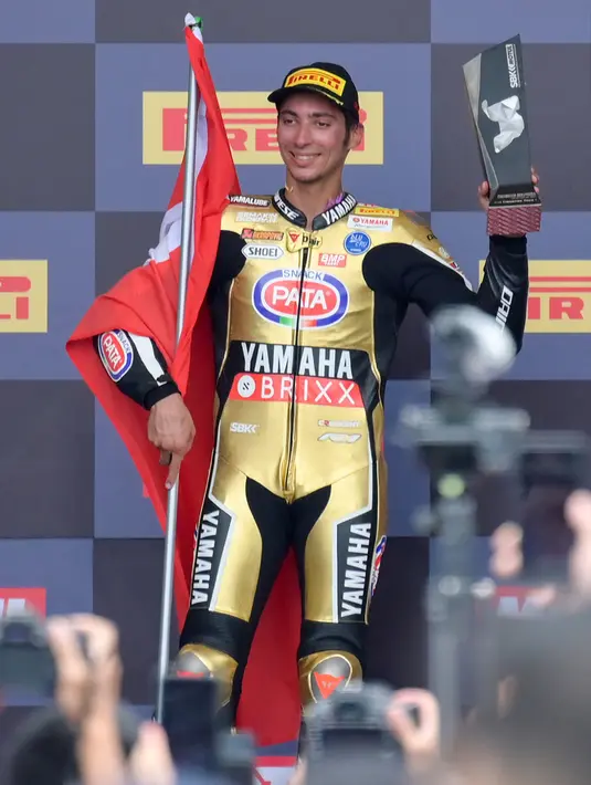 Pembalap Pata Yamaha Toprak Razgatlioglu melakukan selebrasi usai Race 1 WSBK Mandalika 2021 di Pertamina Mandalika International Street Circuit, Lombok, Nusa Tenggara Barat, Minggu (21/11/2021). (BAY ISMOYO/AFP)