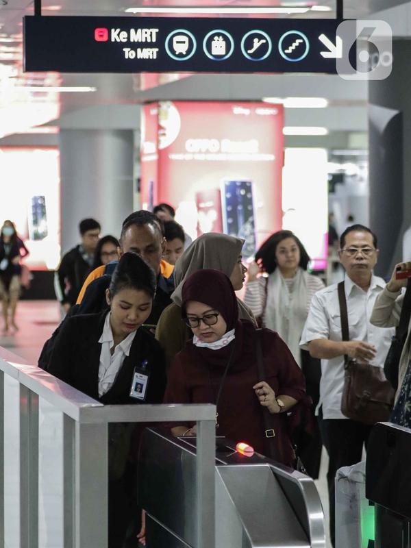 Sejumlah penumpang MRT menggunakan tiket elektronik di Stasiun Bundaran HI, Jakarta, Senin (17/2/2020). Menteri Perhubungan Budi Karya Sumadi mengatakan bahwa hanya 35 persen penduduk Jakarta yang intensif menggunakan transportasi umum. (Liputan6.com/Faizal Fanani)