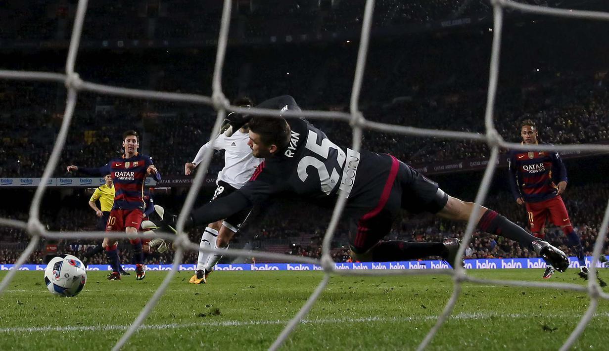 Lionel Messi melakukan tembakan yang sulit dijangkau kiper Valencia, Mathew Ryan pada leg pertama semifinal  Copa del Rey (King's Cup) di Stadion Camp Nou, Barcelona, Kamis (4/2/2016) dini hari WIB.  (REUTERS/Albert Gea)